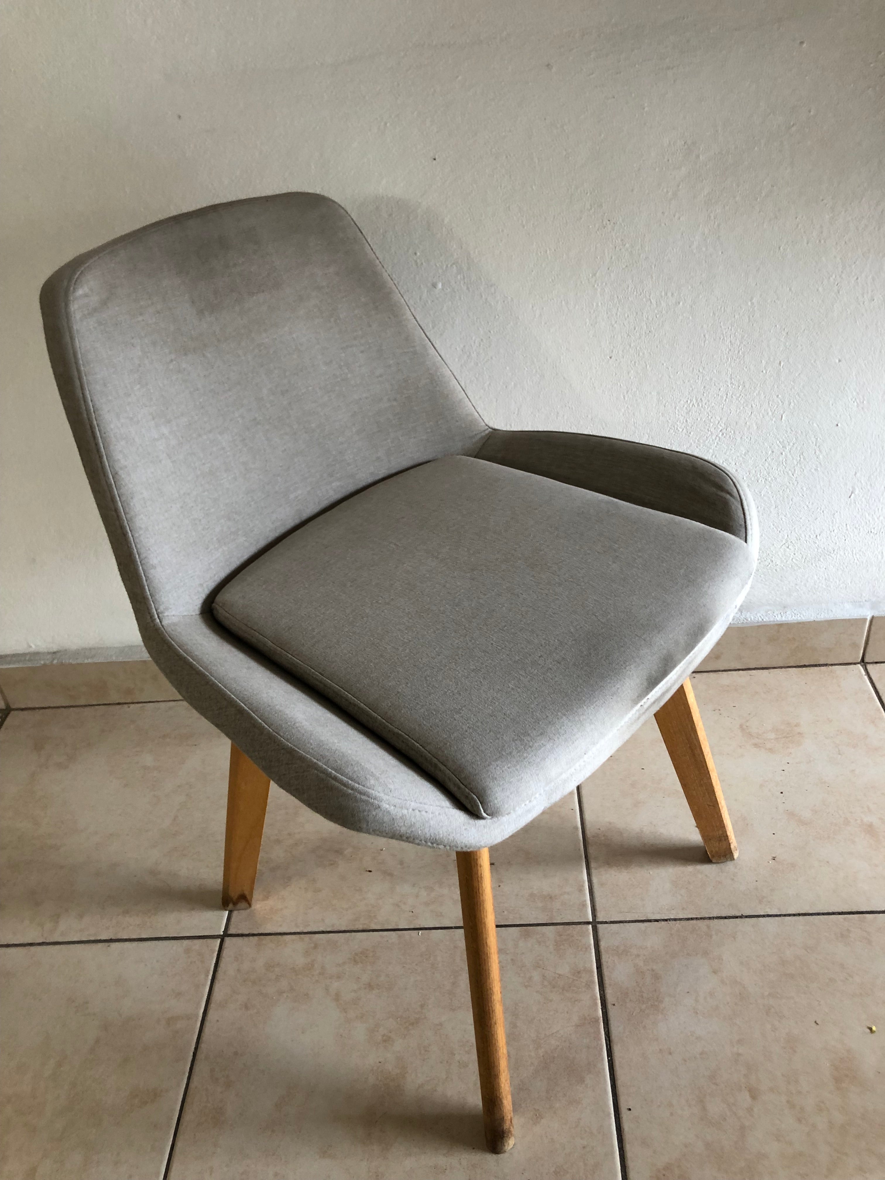 Silla Gris Inclinada