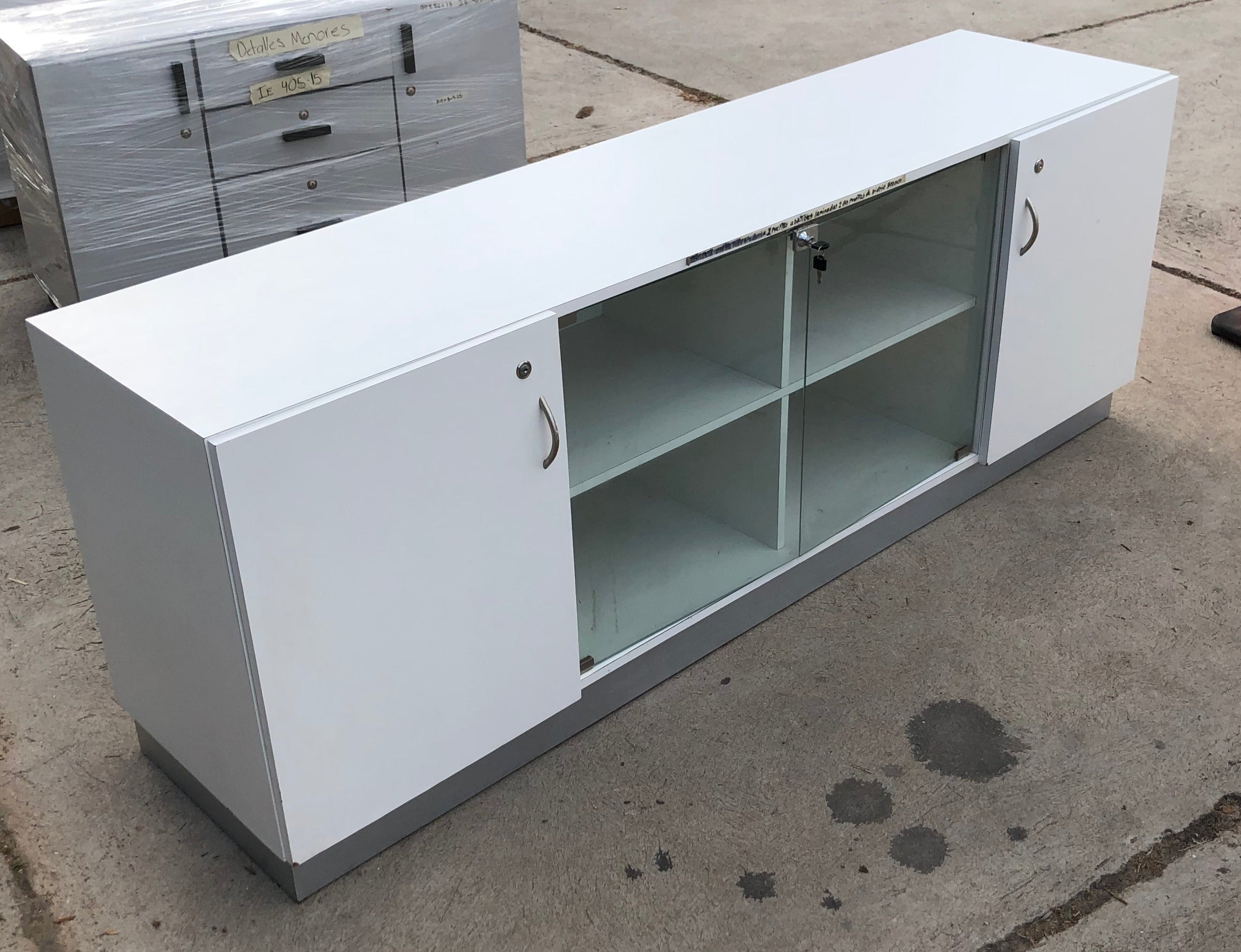 Credenza de Formica y Vidrio