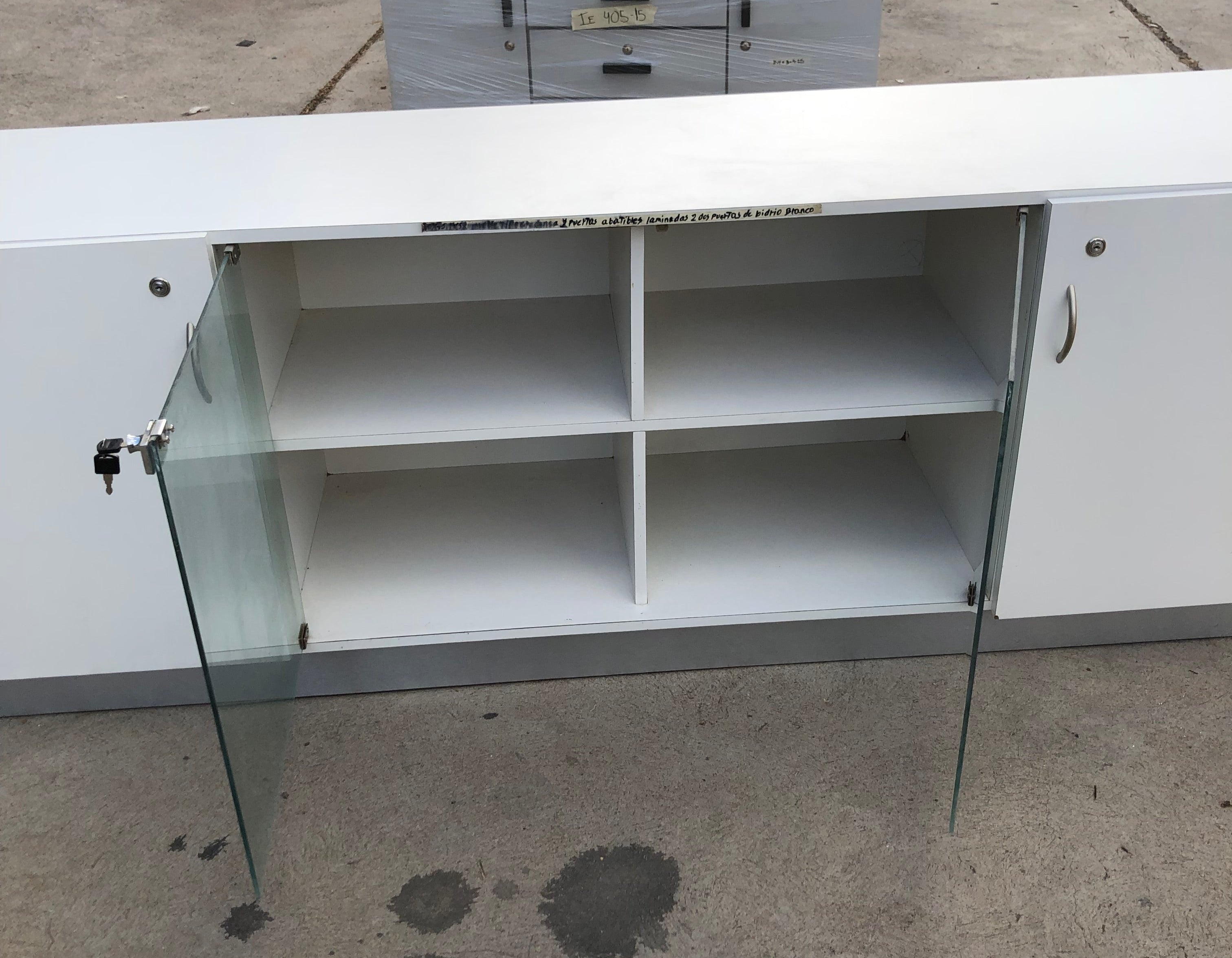 Credenza de Formica y Vidrio