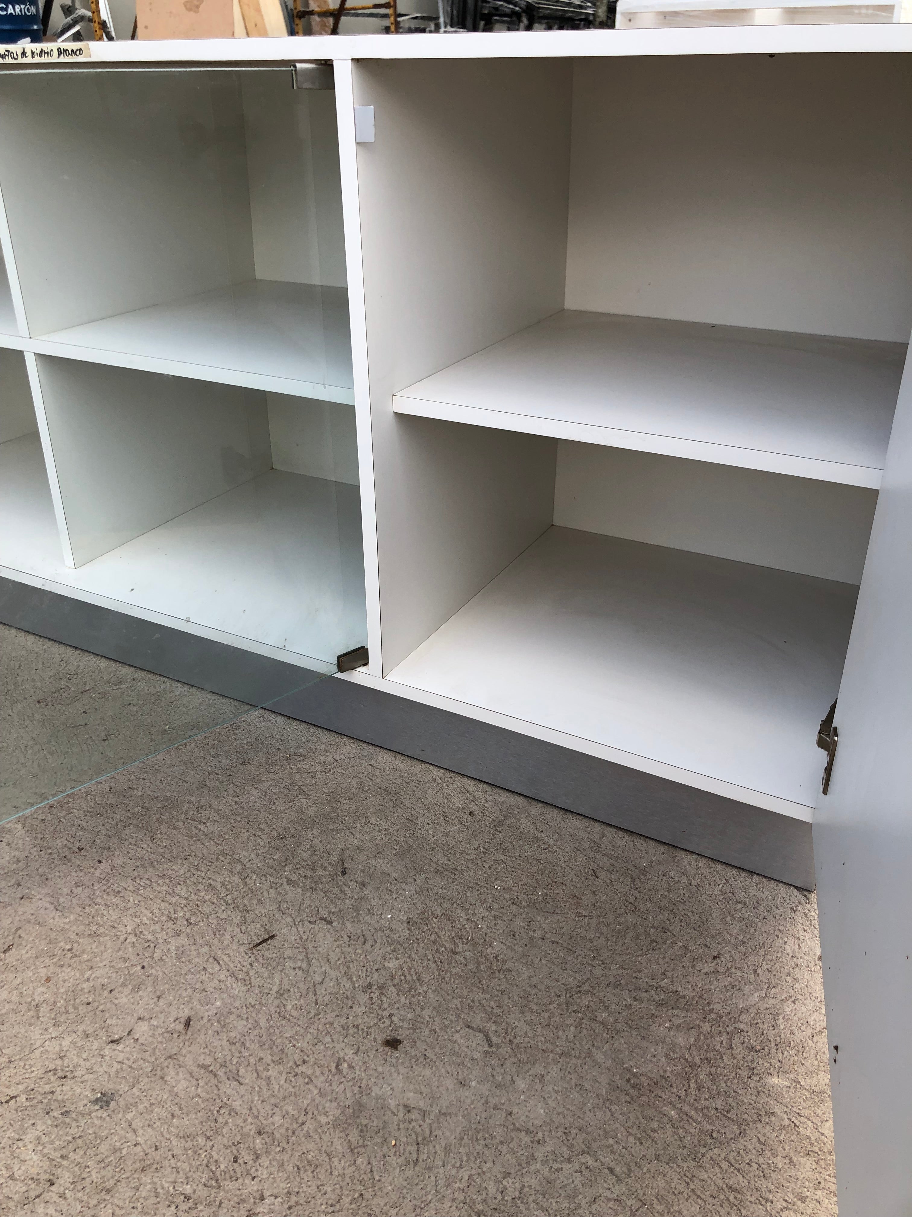 Credenza de Formica y Vidrio