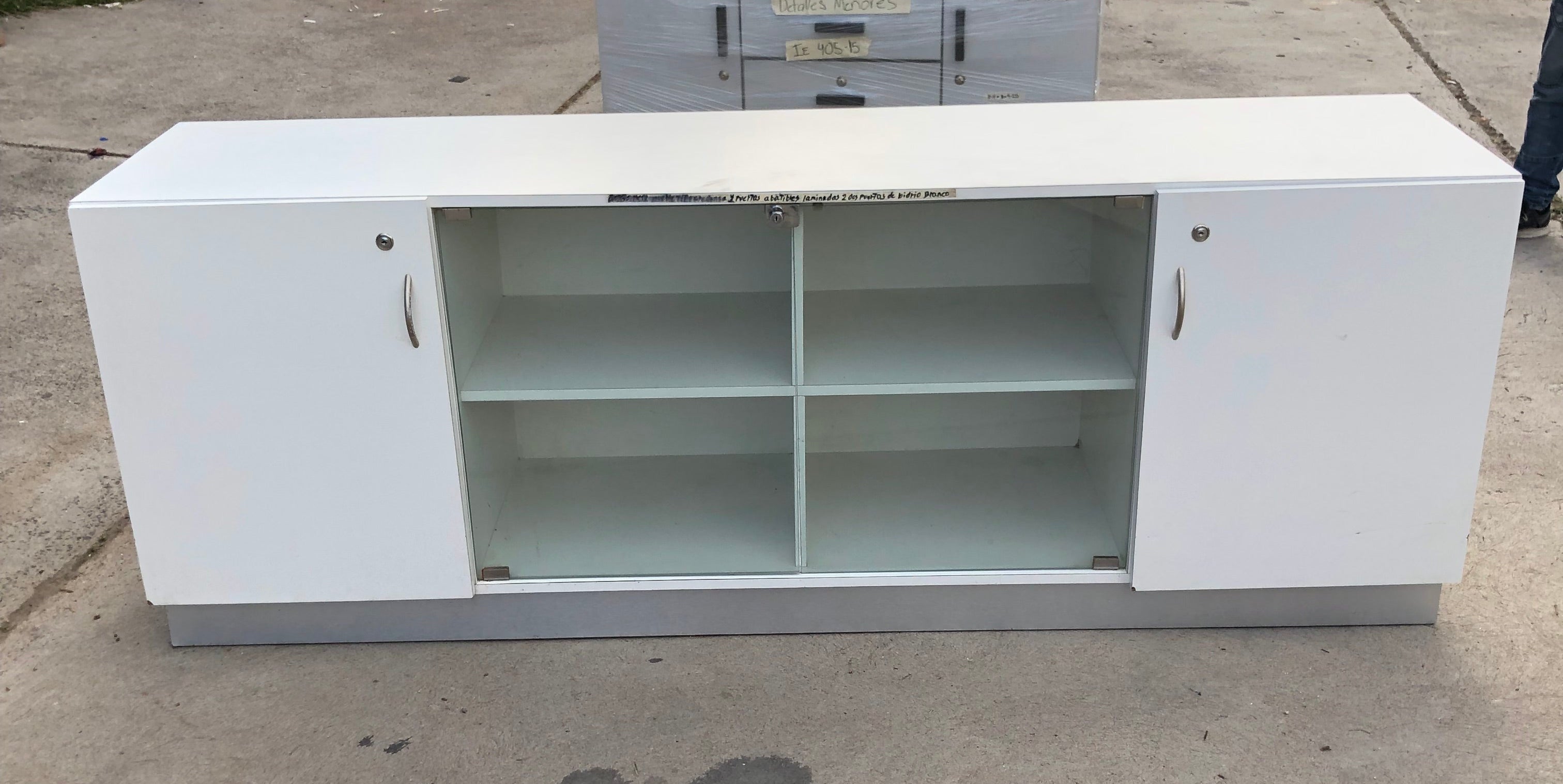 Credenza de Formica y Vidrio