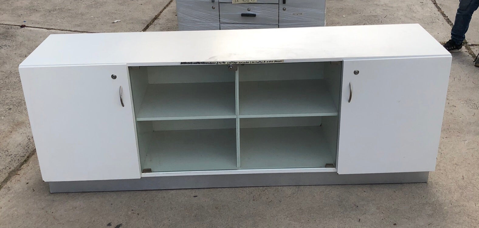 Credenza de Formica y Vidrio