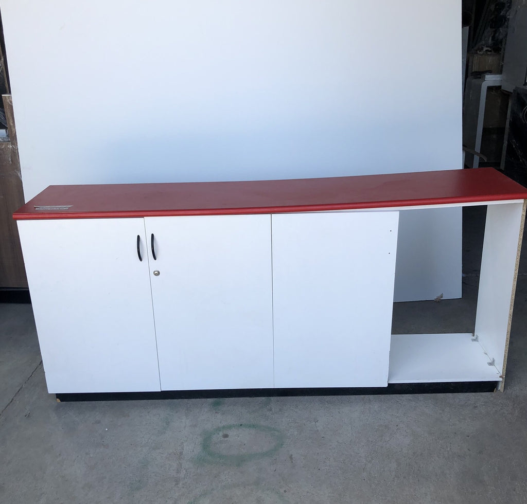 Credenza con Top Rojo
