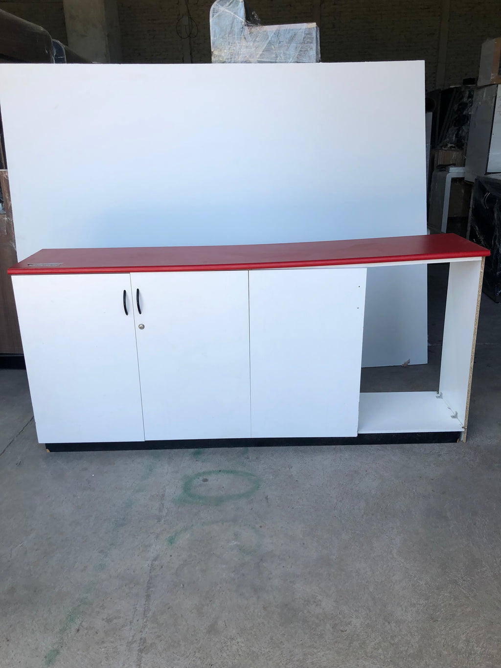 Credenza con Top Rojo
