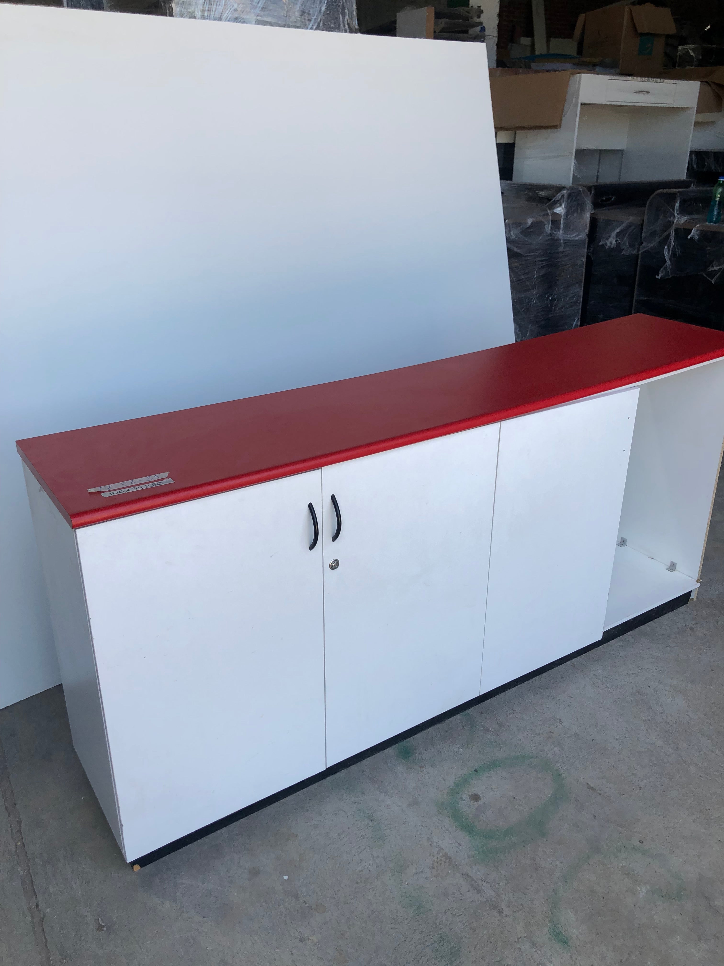 Credenza con Top Rojo