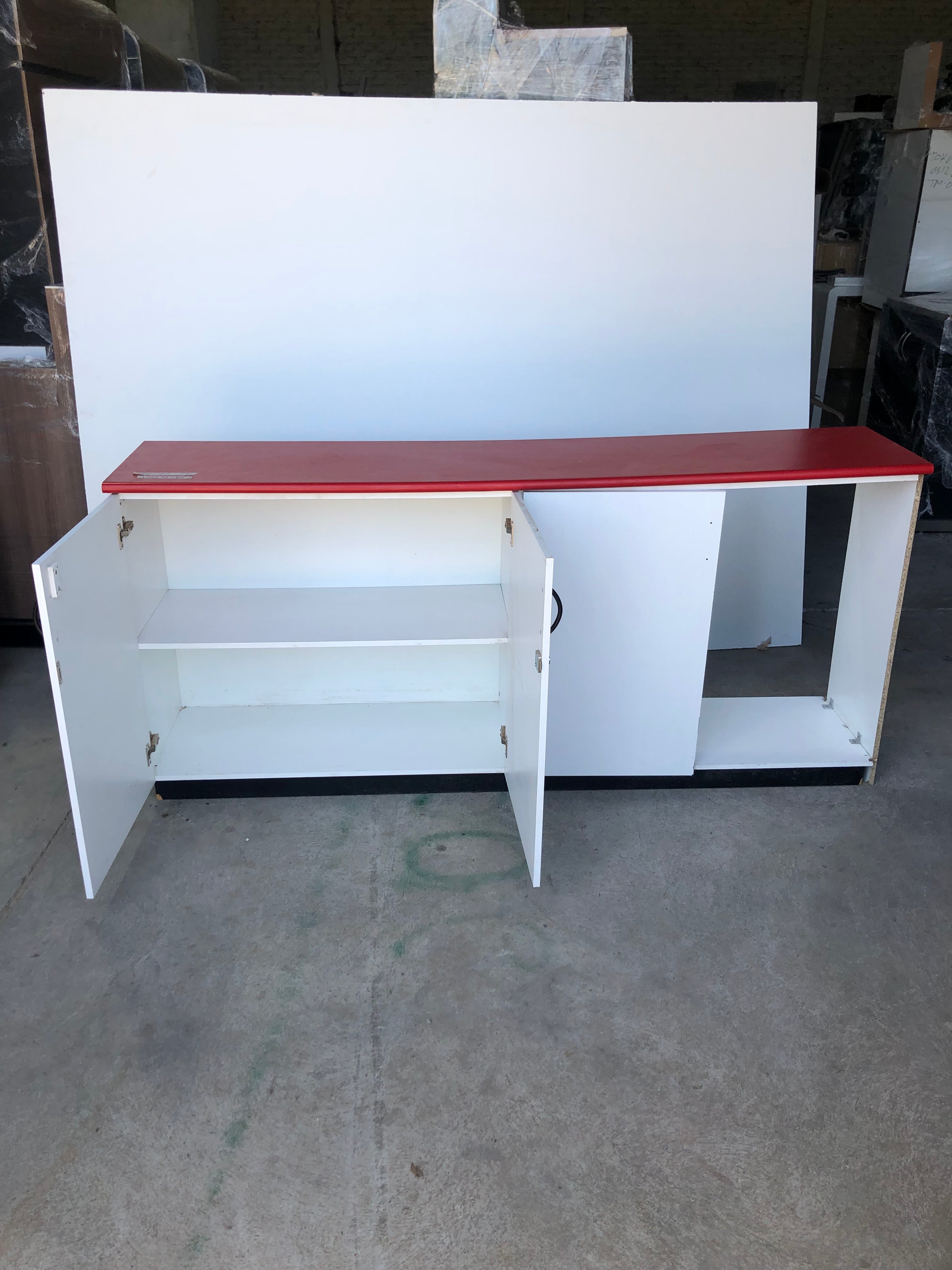 Credenza con Top Rojo