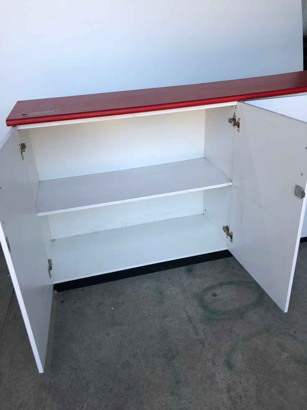 Credenza con Top Rojo