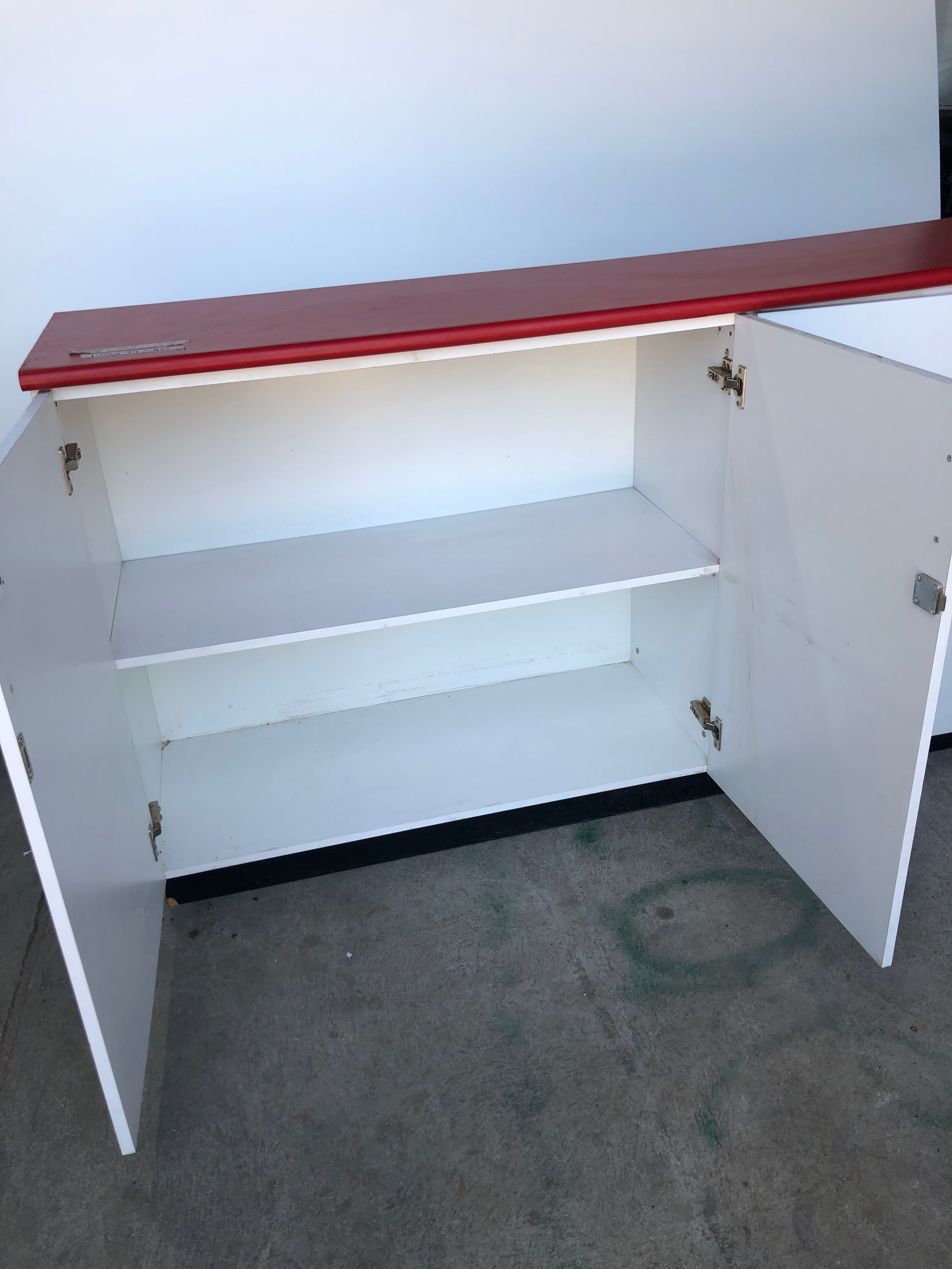 Credenza con Top Rojo