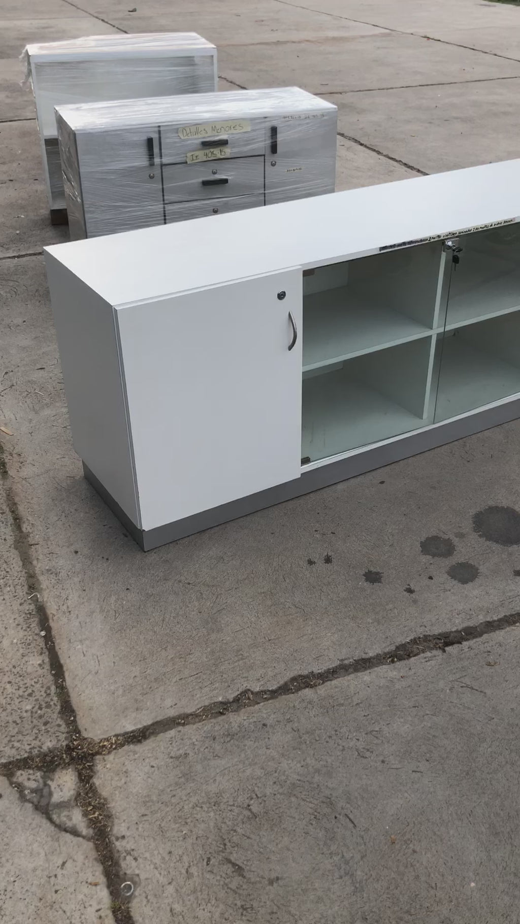 Credenza de Formica y Vidrio