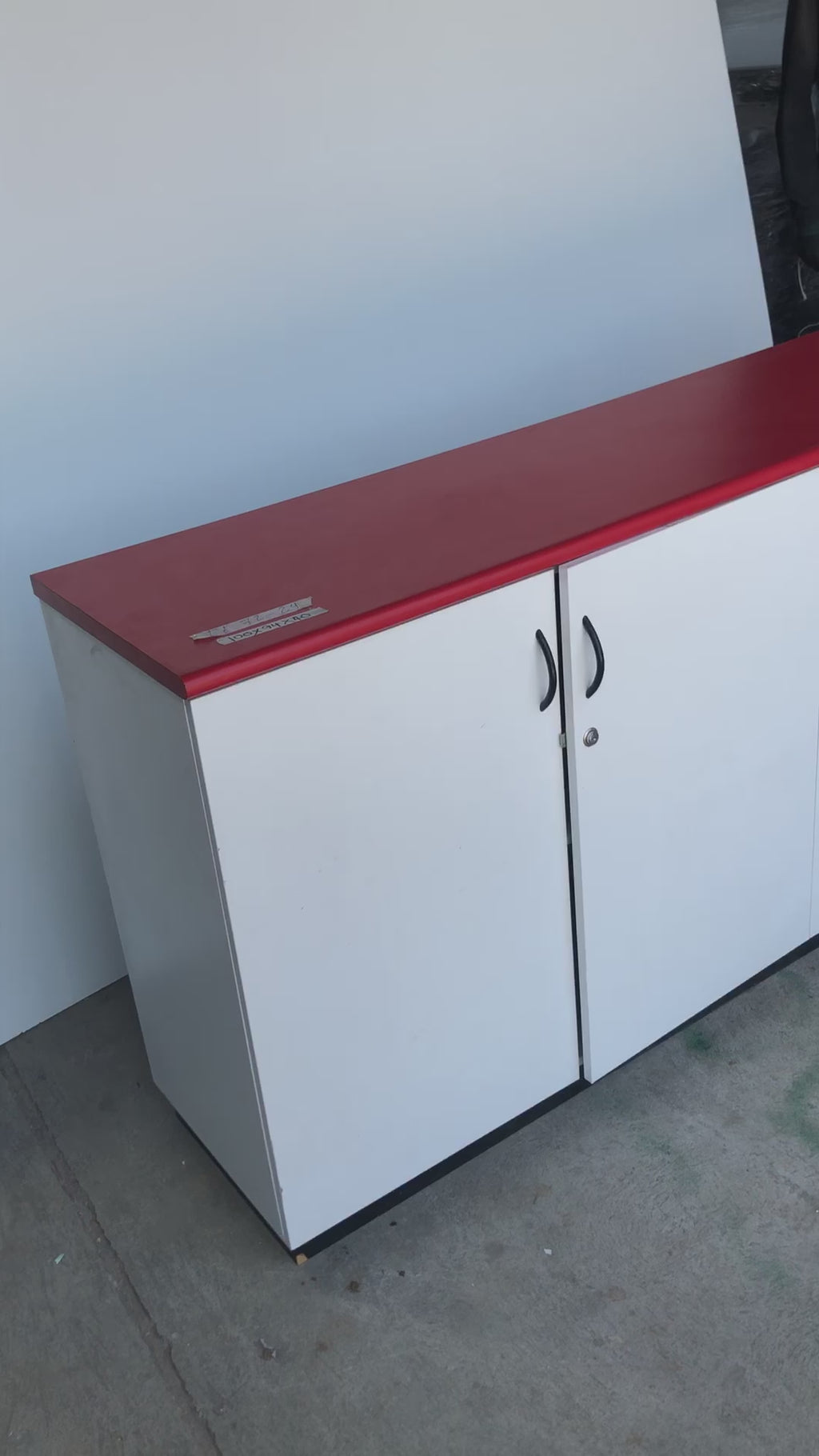 Credenza con Top Rojo